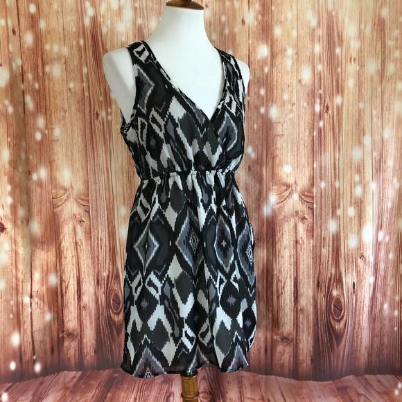 Forever 21 Dresses & Skirts - Forever 21 Gray Diamond V Neck Mini Dress